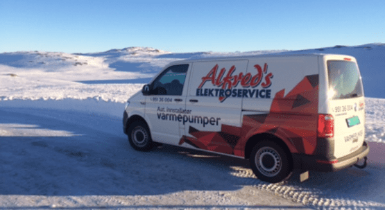  Firmabil med logo fra Alfreds Elektroservice kjører i snødekt landskap